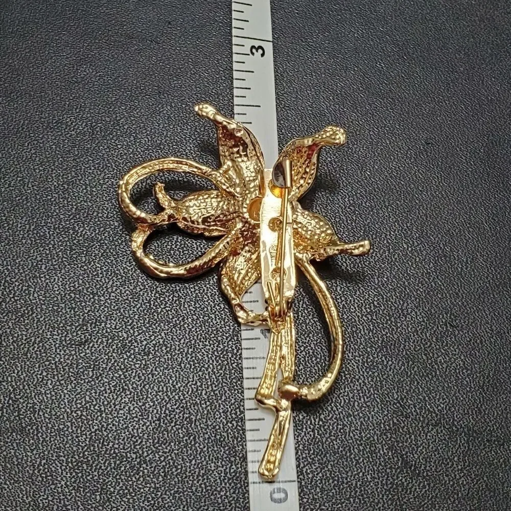 Gold tone blue and white flower brooch